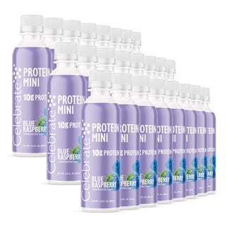 Více lahviček Celebrate Protein Mini s příchutí modré maliny na bílém pozadí