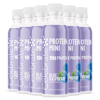 Více lahviček Protein Mini s příchutí modré maliny na bílém pozadí